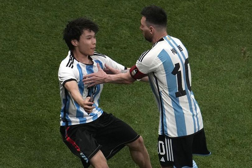 Momen Bahagia Penyusup saat Berhasil Memeluk Lionel Messi Momen Bahagia Penyusup saat Berhasil Memeluk Lionel Messi