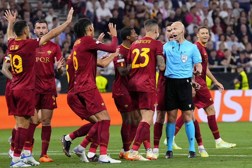 Melas! Usai Pimpin Laga Sevilla vs AS Roma di Final Liga Europa, Anthony Taylor Diintimidasi Sekelompok Suporter di Bandara