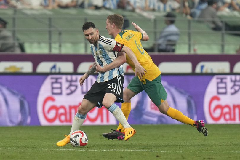 Magis Leo Messi: Ditarik dan Diadang Tiga Pemain Australia Sekaligus tapi Masih Bisa Lolos