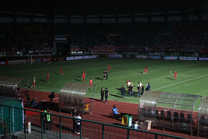 Benarkah Lampu Stadion Patriot Padam di Laga Persija vs Ratchaburi Karena Kabel Dicuri?