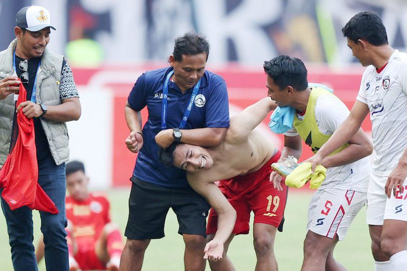 Penampilan Apik dan Reuni Kecil Hanif Sjahbandi Bersama Arema FC