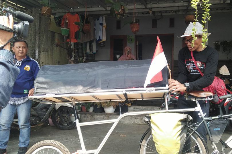 Menolak Lupa Tragedi Kanjuruhan, Midun Gowes Sepeda 'Berkeranda' Batu - Jakarta