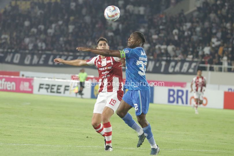 2 Insiden Usai Persib Kalah di Manahan: Marc Klok Lempar Botol ke Tribune, Ciro Alves Acungkan Jari Tengah