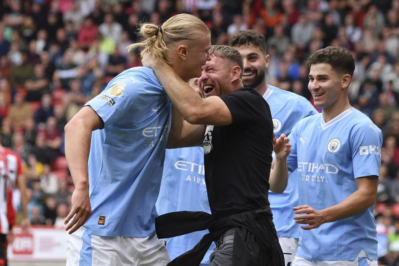 Bukan Sembarang Pitch Invader, Fans yang Peluk Erling Haaland Ternyata Mantan Juara Dunia Tinju