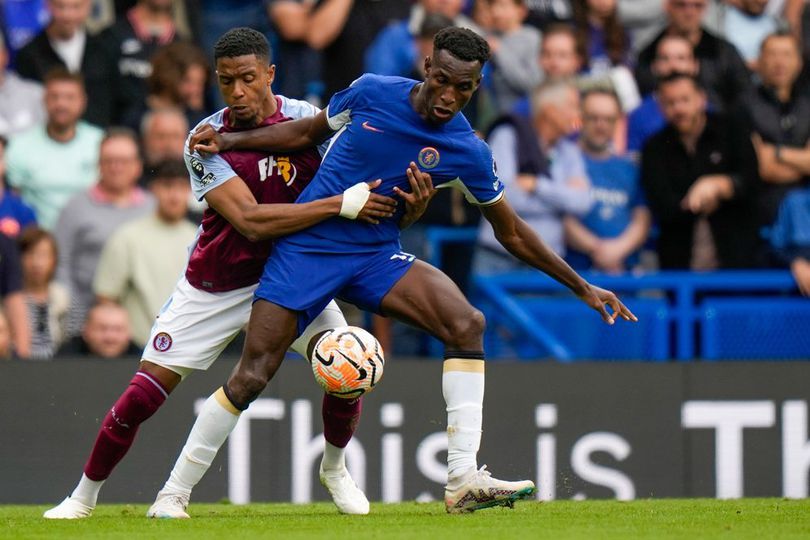 Pengganti Varane, Manchester United Rekrut Bek Aston Villa Ini?