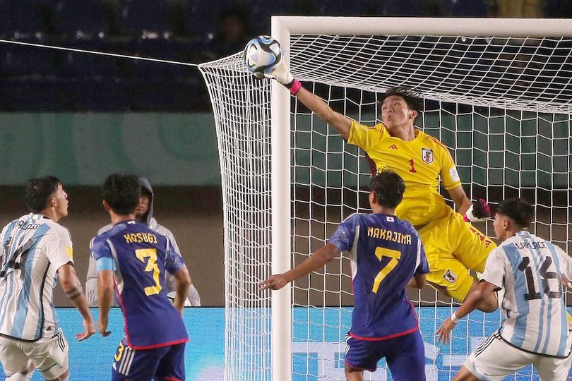 Aksi Penjaga Gawang dalam Menyelamatkan Bola di Fase Grup Piala Dunia U-17 2023 Aksi Penjaga Gawang dalam Menyelamatkan Bola di Fase Grup Piala Dunia U-17 2023