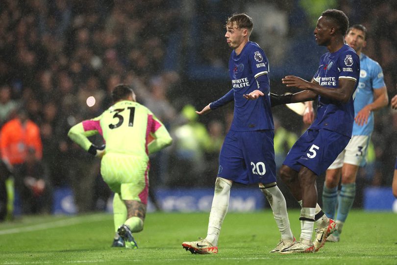 Kocak! Cole Palmer Nimbrung Diskusi Free Kick Man City, Langsung Diusir Erling Haaland Kocak! Cole Palmer Nimbrung Diskusi Free Kick Man City, Langsung Diusir Erling Haaland