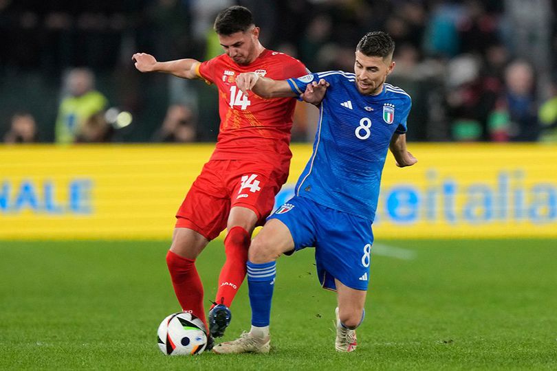 Gaya Tendang Penalti Aneh Udah Gak Efektif, Jorginho Mending Stop Deh!