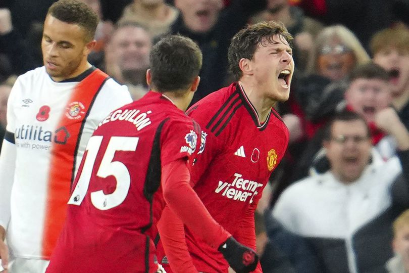 Kepindahan Victor Lindelof Tertunda Setahun 