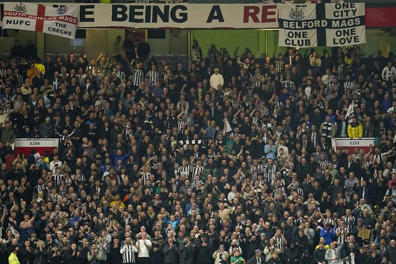 Suara Nyaring Fans Newcastle di Old Trafford: Ten Hag Badut, Glazer 10 Tahun Lagi!
