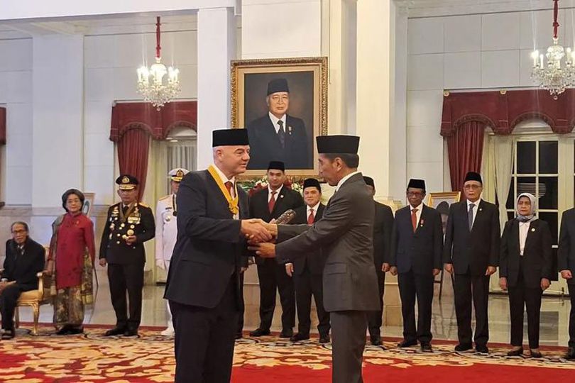Wow! Bos FIFA Gianni Infantino Mendapat Tanda Kehormatan Bintang Jasa Pratama dari Presiden Jokowi Wow! Bos FIFA Gianni Infantino Mendapat Tanda Kehormatan Bintang Jasa Pratama dari Presiden Jokowi