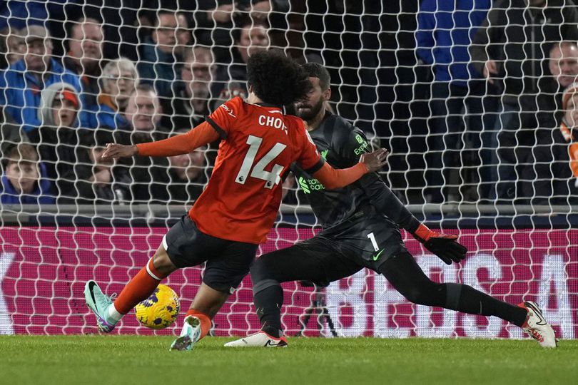 Pembelaan Alisson Untuk Liverpool yang Cuma Main Imbang Lawan Luton