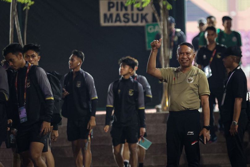 Timnas Indonesia U-17 Sibuk Latihan, Eh Zainudin Amali dan Indra Sjafri Asyik Joging Keliling Lapangan