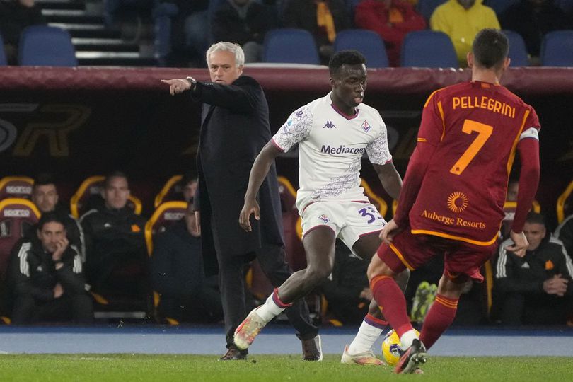 Permisi Paket! Kirim Instruksi Pergantian Taktik di Laga Roma vs Fiorentina, Mourinho Pakai Jasa Ball Boy Permisi Paket! Kirim Instruksi Pergantian Taktik di Laga Roma vs Fiorentina, Mourinho Pakai Jasa Ball Boy