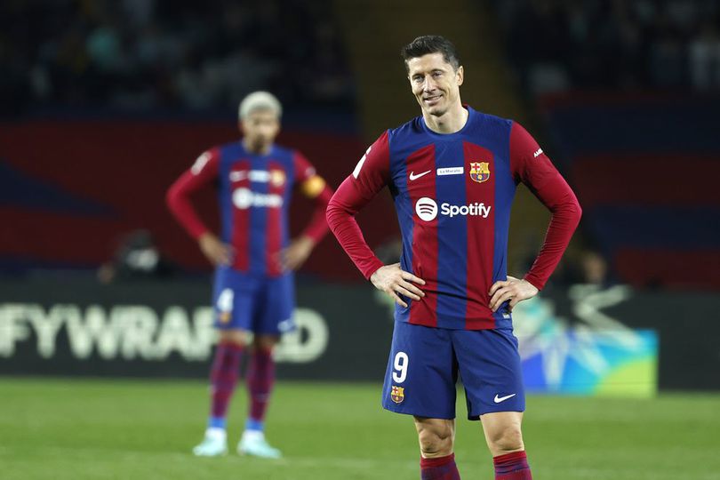 Barcelona Tumbalkan Robert Lewandowski untuk Bruno Guimaraes?