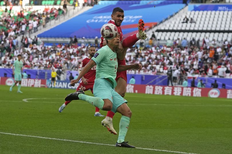 Kaki Mendarat di Kepala, Pemain Lebanon Bikin Wajah Pemain China Terluka di Laga Piala Asia 2023 Kaki Mendarat di Kepala, Pemain Lebanon Bikin Wajah Pemain China Terluka di Laga Piala Asia 2023