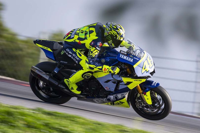 Aksi Keren Valentino Rossi dalam Tes WorldSBK-MotoGP Portimao, Pakai Motor Hadiah dari Yamaha Aksi Keren Valentino Rossi dalam Tes WorldSBK-MotoGP Portimao, Pakai Motor Hadiah dari Yamaha