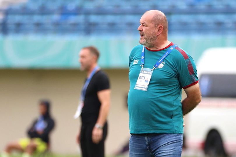 Bojan Hodak Protes Lapangan Latihan Persib Bandung Sangat Buruk: Banyak Lubang!