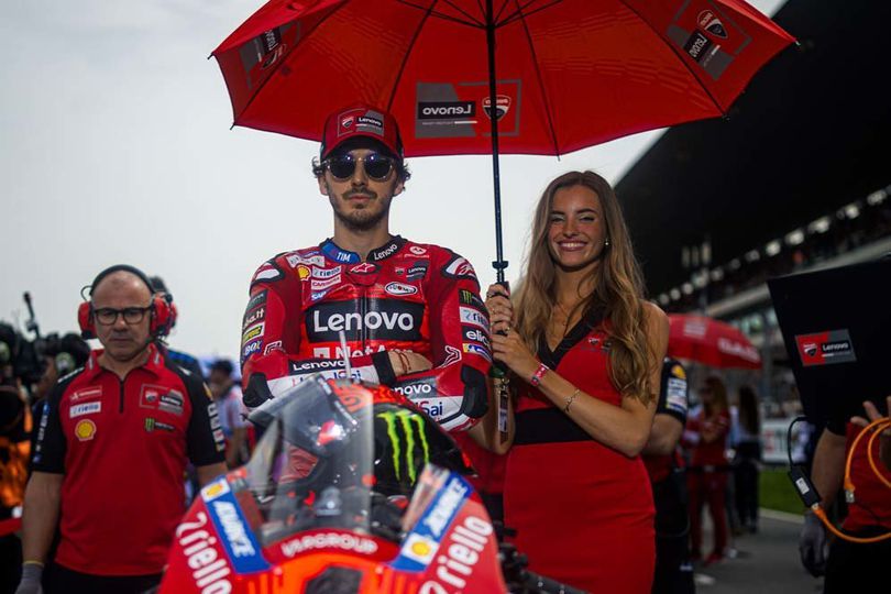 Formula 1 Sudah Hapus Grid Girls, Akankah Liberty Media Hapus Umbrella Girls di MotoGP?