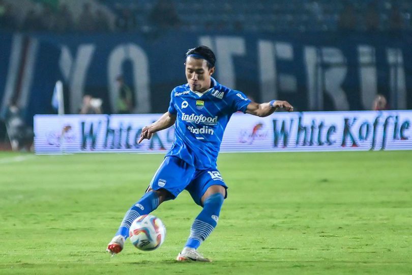 'Lord' Henhen Herdiana Menatap Laga ke-100 untuk Persib Bandung