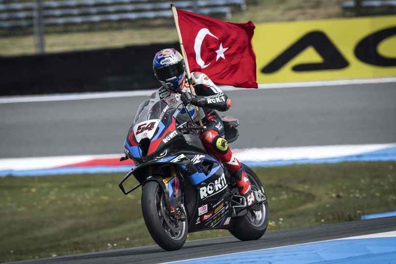 Hasil Race 2 WorldSBK Inggris 2024: Hattrick, Toprak Razgatlioglu Kembali Bekuk Nicolo Bulega