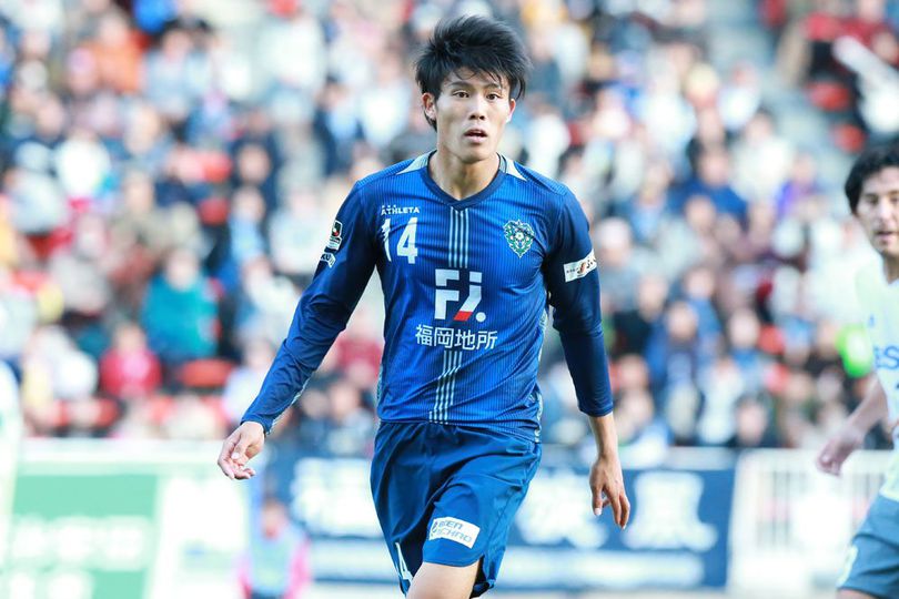 Takehiro Tomiyasu, Ditempa di J League, Bersinar di Inggris