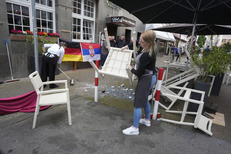 Euro 2024: Bikin Onar, Delapan Suporter Diciduk Polisi Jelang Laga Inggris vs Serbia Euro 2024: Bikin Onar, Delapan Suporter Diciduk Polisi Jelang Laga Inggris vs Serbia