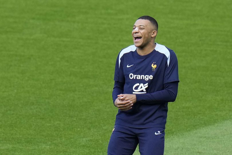 Ini Penampakan Kylian Mbappe dengan Topeng di Wajahnya