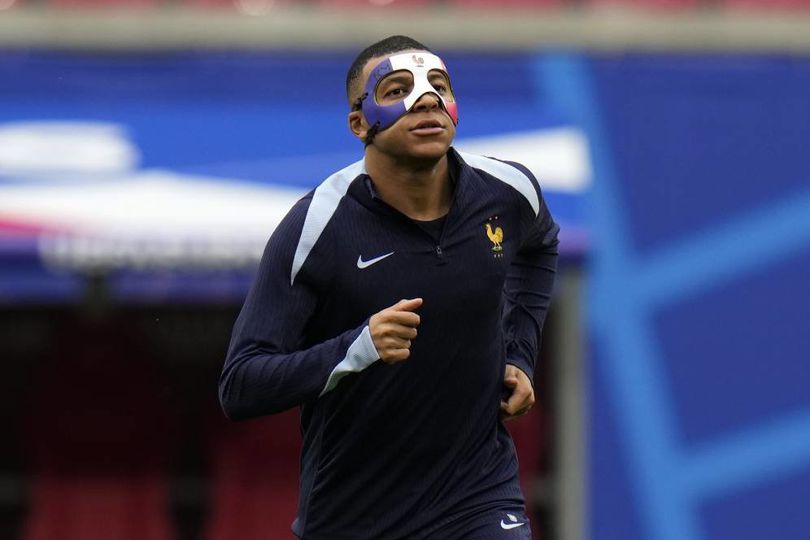 Kylian Mbappe dan Para Pemain yang Pakai Topeng Pelindung di Turnamen Internasional