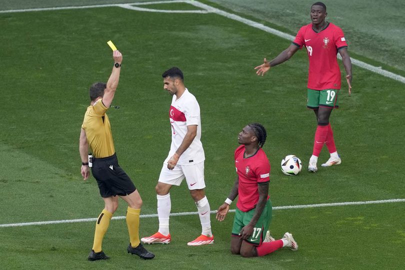Konyol, Rafael Leao Kena Sanksi 1 Laga karena Diving Beruntun!