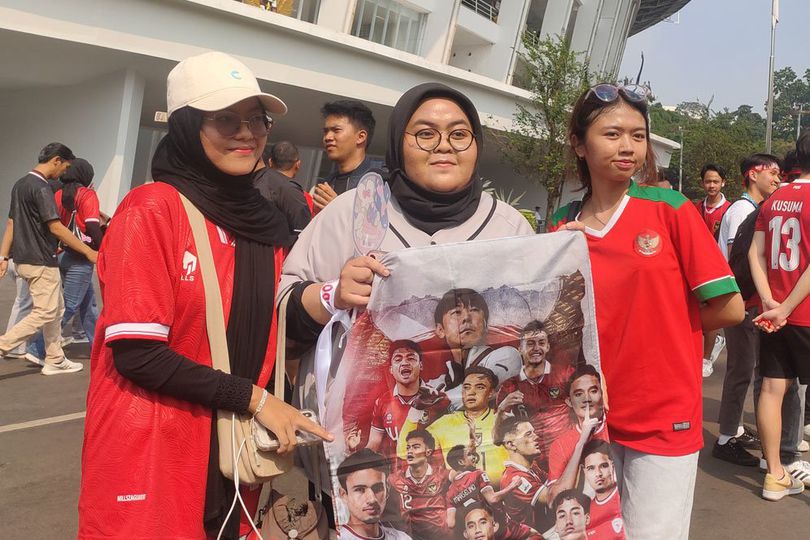 3 Dara dari Yogyakarta Rela ke SUGBK untuk Nonton Timnas Indonesia, Kesengsem Sama Nathan Tjoe-A-On 3 Dara dari Yogyakarta Rela ke SUGBK untuk Nonton Timnas Indonesia, Kesengsem Sama Nathan Tjoe-A-On