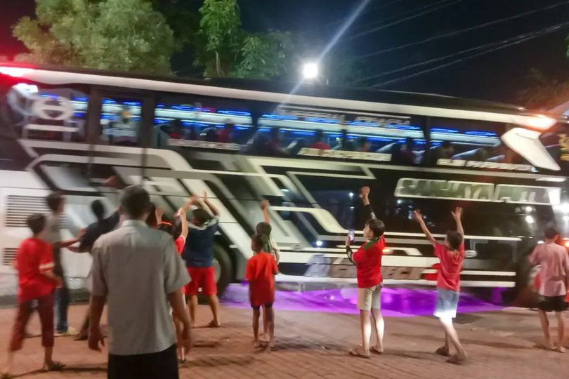 Fans Timnas Indonesia U-19 di Surabaya Minta Om Telolet Om, Sopir Bus Balas dengan Lagu Warkop