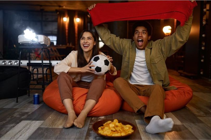 Cobain Cara Seru Nonton Bola Bareng Pacar, Jangan Lupa Jaga Kesegaran Nafas Biar Makin Pede