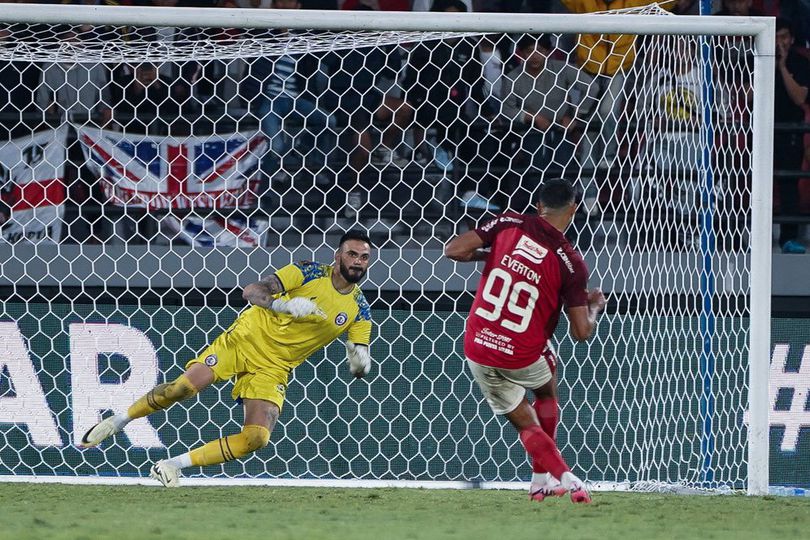 Kiper Arema FC Tak Gentar Tajamnya Skema Bola Mati Borneo FC