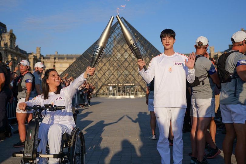 Galeri Foto: Jin BTS Ukir Sejarah Jadi Pembawa Obor Olimpiade Paris 2024