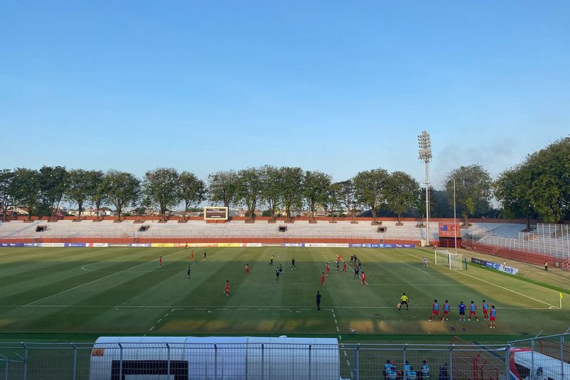 Pesona Gelora 10 Nopember yang Dekat dengan Rakyat: Di Tengah Laga Piala AFF U-19, Eh Ada Insiden Asap Hitam di Tribun