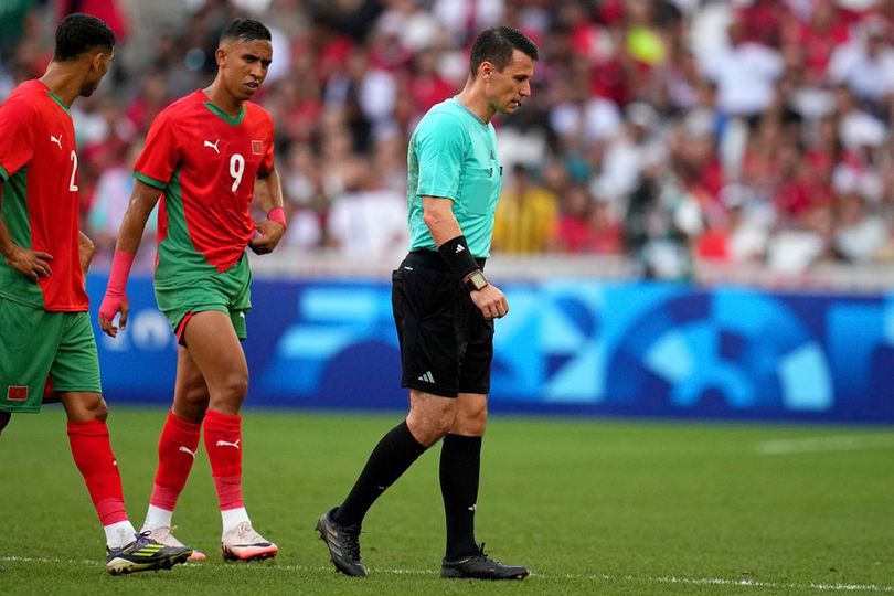 Aduh! Wasit Ilgiz Tantashev Tersungkur Ditabrak Pemain di Laga Maroko vs Spanyol, Terpaksa Diganti Wasit Cadangan