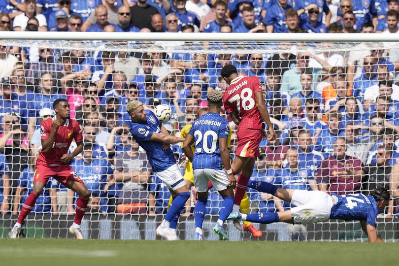 Beda Dengan Klopp! Legenda Inggris Ini Agak Kaget Lihat Slot Kritik Pemain Liverpool Secara Terbuka