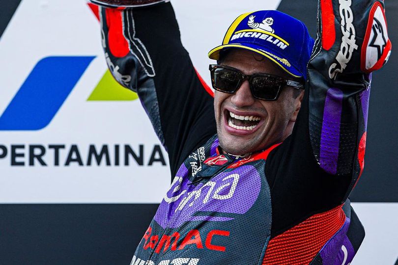 Diserbu Marshal Saat Cium Aspal Tikungan 16 Mandalika, Jorge Martin: Gokil, Saya Sampai Sulit ke Podium! Diserbu Marshal Saat Cium Aspal Tikungan 16 Mandalika, Jorge Martin: Gokil, Saya Sampai Sulit ke Podium!
