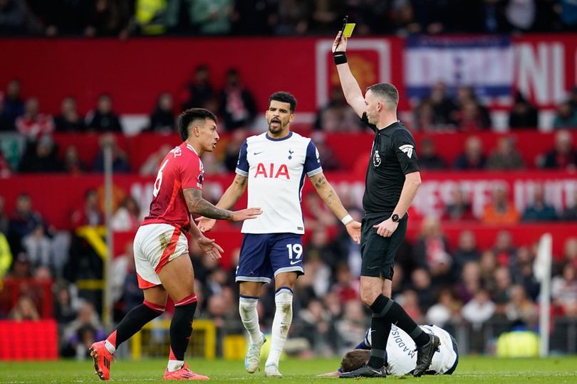 Usai Beri Bruno Fernandes Kartu Merah Kontroversial, Wasit Chris Kavanagh Kini Ganjar Mees Hilgers Kartu Kuning