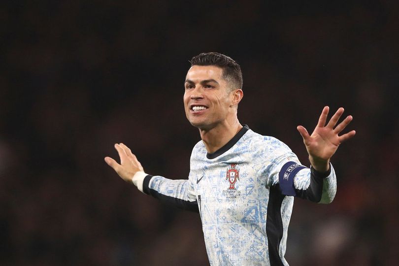 Liburan Ala Cristiano Ronaldo: Main ke Area Bersalju di Finlandia, Telanjang Dada dan 'Nyemplung' ke Air Es