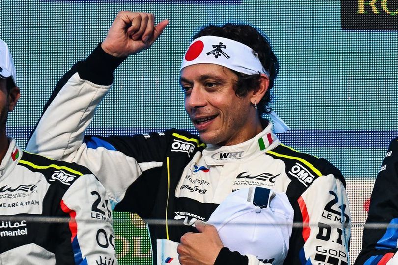 Valentino Rossi Kenang Momen Bareng Ferrari, Kini Antusias Lihat Lewis Hamilton di Formula 1 2025