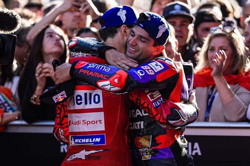 So Sweet! Momen Pecco Bagnaia Bertahan di Podium demi Tonton Selebrasi Jorge Martin, Ini Alasannya So Sweet! Momen Pecco Bagnaia Bertahan di Podium demi Tonton Selebrasi Jorge Martin, Ini Alasannya