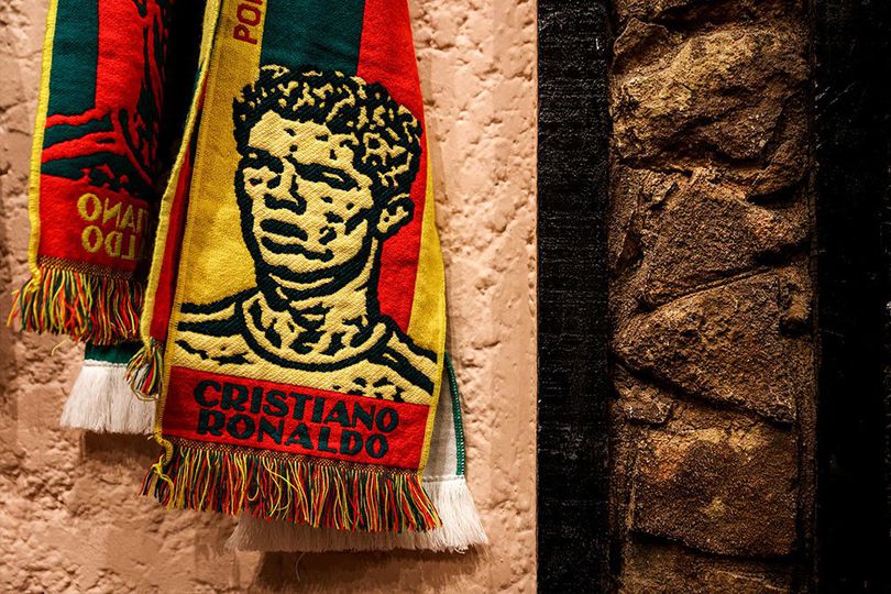 Makan Siang di Taverna Dos Trovadores, Dibuat Salfok dengan Syal Cristiano Ronaldo Makan Siang di Taverna Dos Trovadores, Dibuat Salfok dengan Syal Cristiano Ronaldo