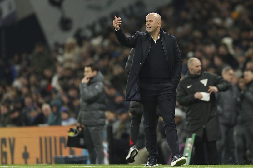 Ditanya Soal Rumor Ketertarikan Liverpool Pada Kvaratskhelia, Slot Agak Bete