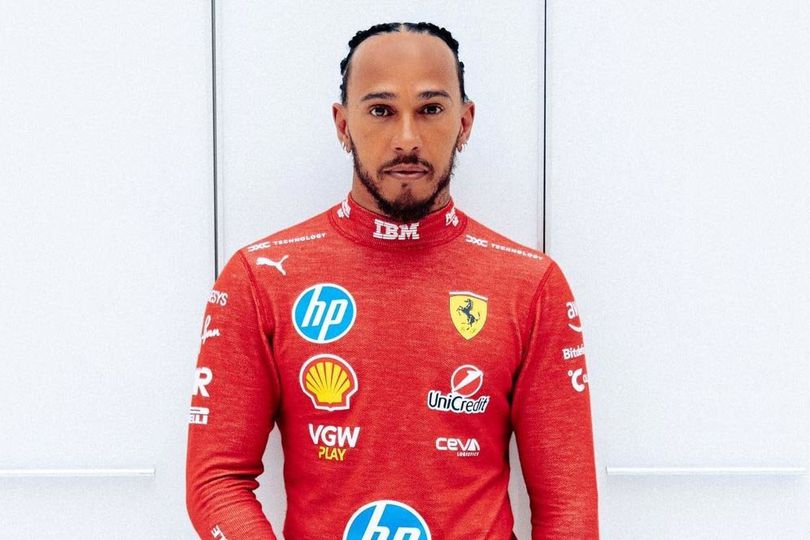 Merah Menyala! Lewis Hamilton Akhirnya Pamer Penampilan Baru Pakai Baju Balap Scuderia Ferrari