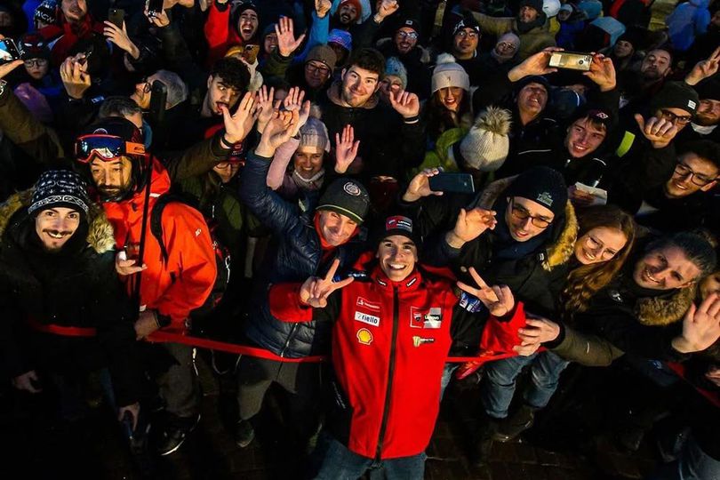 Dulu Dimusuhi, Kini Dipuja: Potret Kedatangan Marc Marquez ke Ducati Disambut Fans Italia Dulu Dimusuhi, Kini Dipuja: Potret Kedatangan Marc Marquez ke Ducati Disambut Fans Italia