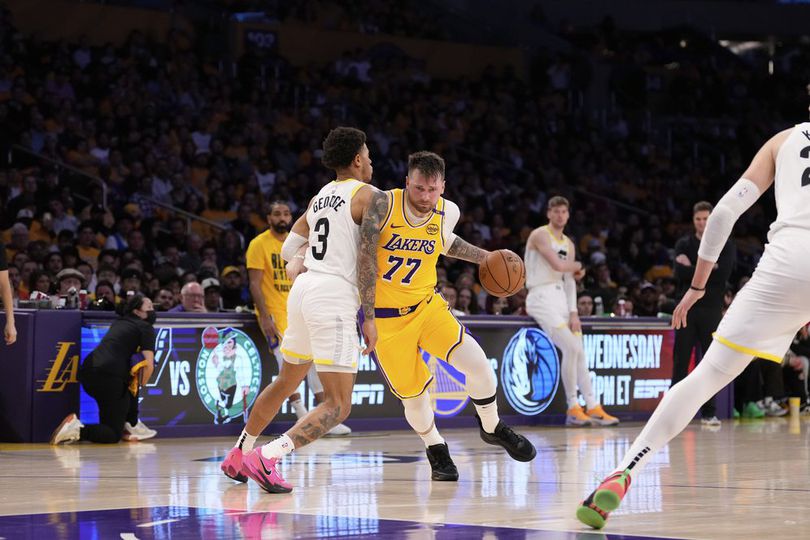 Doncic Debut! Lakers Hancurkan Jazz 132-113 Doncic Debut! Lakers Hancurkan Jazz 132-113