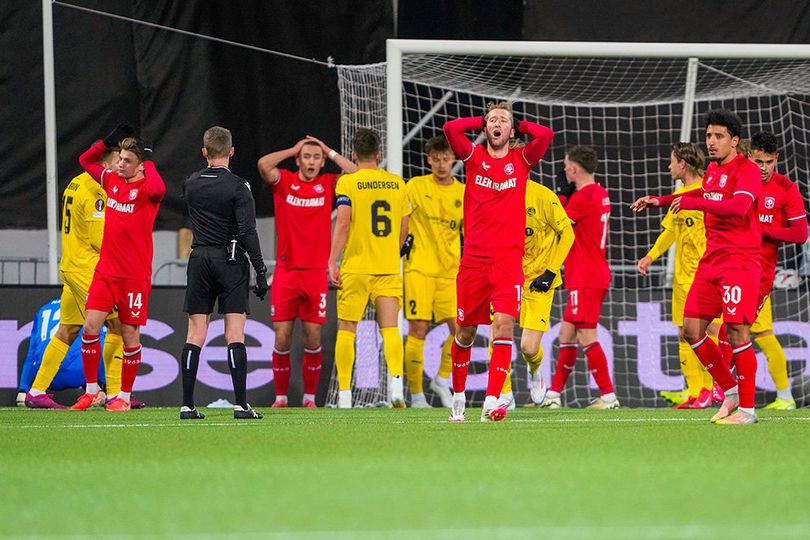 Akhir Tragis Mees Hilgers di Liga Europa: Bikin Gol Bunuh Diri, Twente Tersingkir Akhir Tragis Mees Hilgers di Liga Europa: Bikin Gol Bunuh Diri, Twente Tersingkir