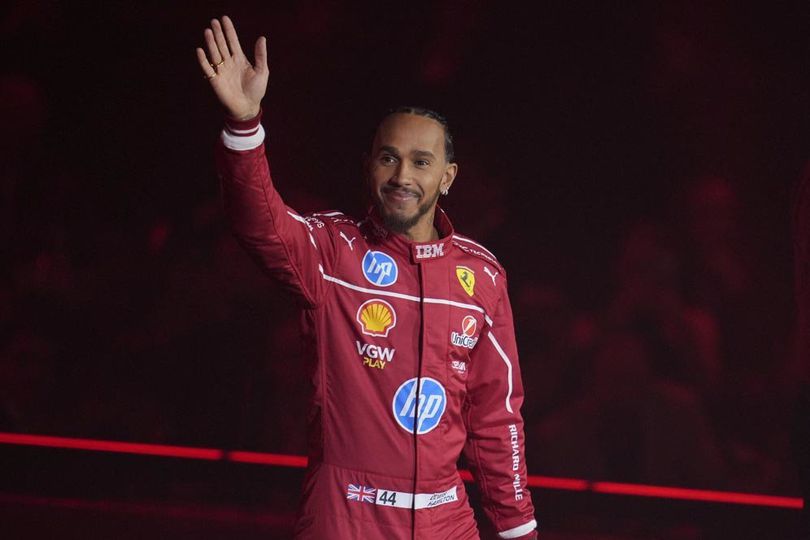 Lewis Hamilton Tak Sabar Balapan Bareng Ferrari Usai Pamer Mobil Baru di F1 75 LIVE